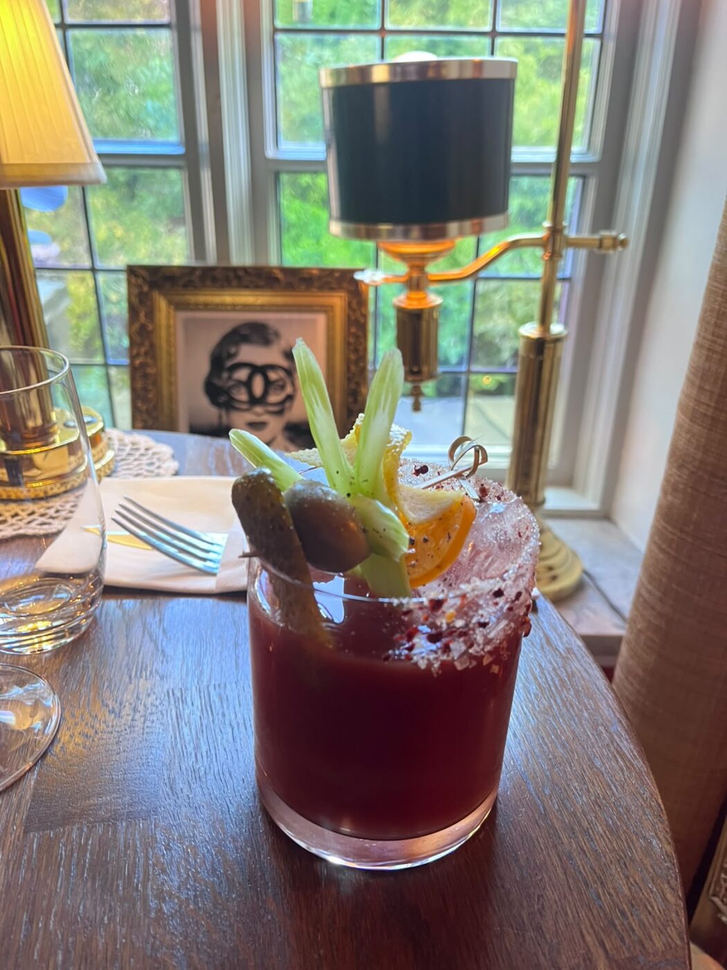 Drink på ett dukat bord vid fönstret