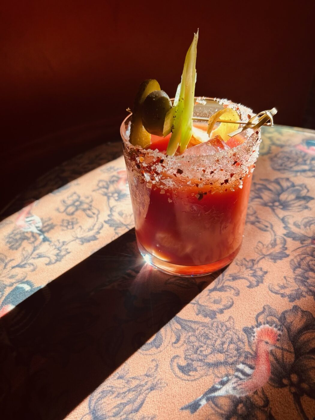 Röd drink med garnering