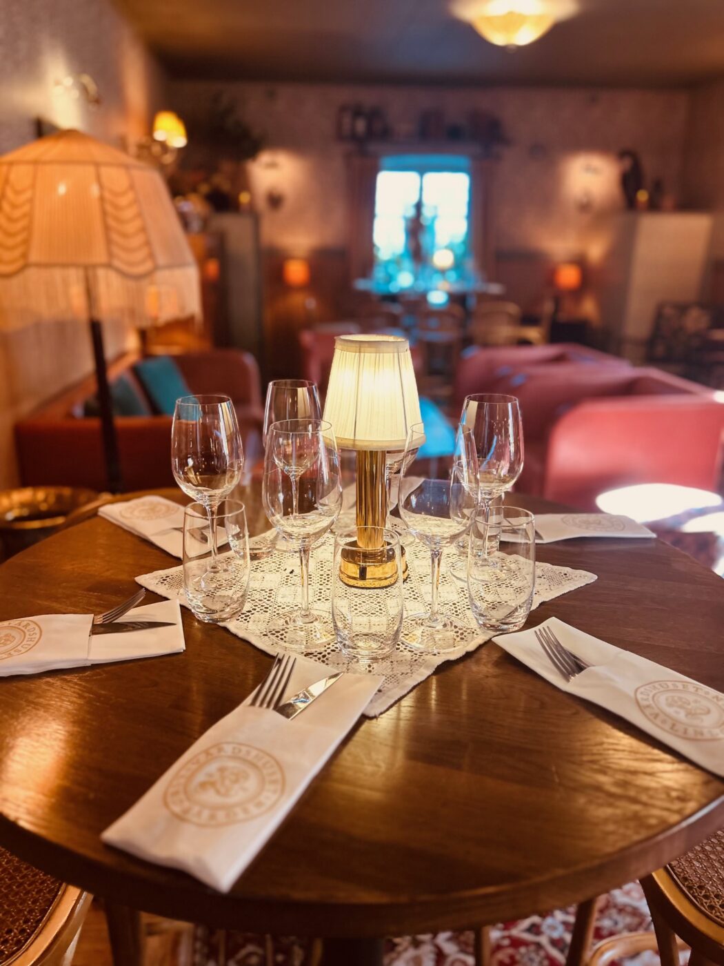 Dukat bord med glas och bordslampa
