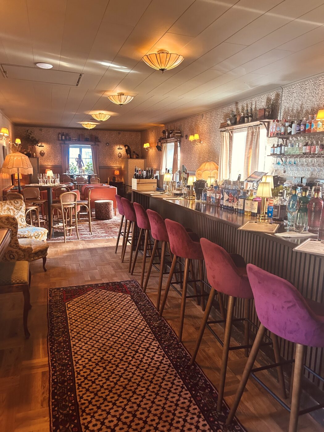 Ginrummet med bar och sittplatser