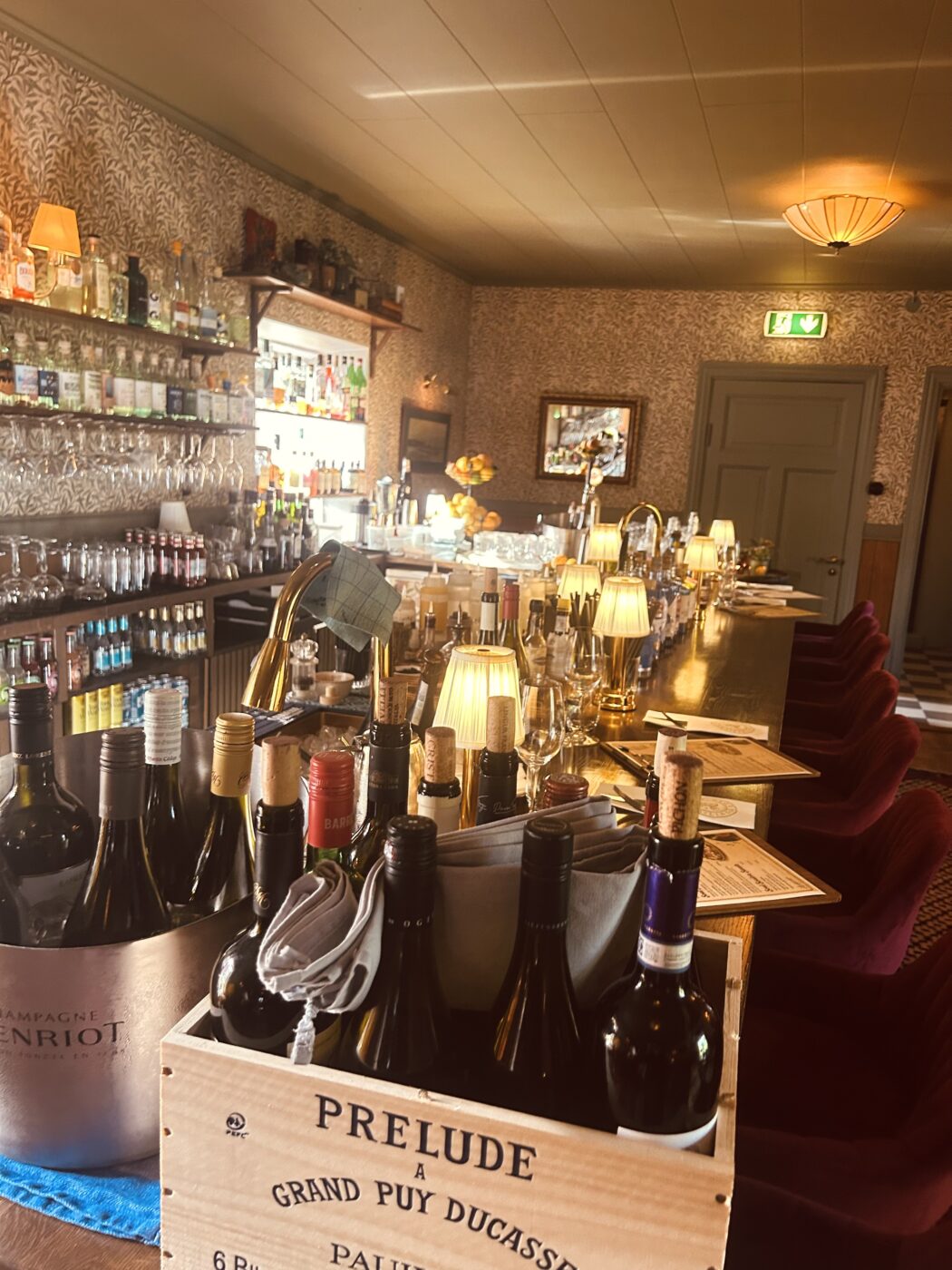 Vinflaskor framför baren
