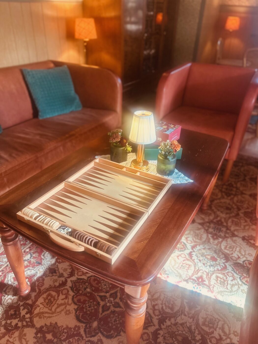 Soffgrupp med bord och sällskapsspel